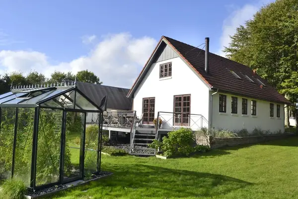 Saniertes Wohnhaus mit 6 Pferdeboxen, Reitpaltz, Weiden mit Holzzaun ( 8ha Land) in Alleinlage