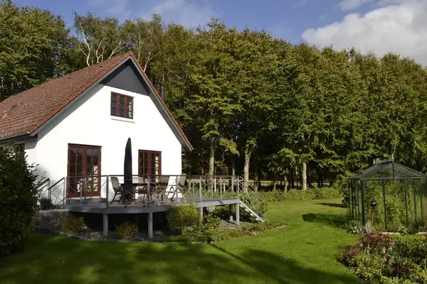 Saniertes Wohnhaus mit 6 Pferdeboxen, Reitpaltz, Weiden mit Holzzaun ( 8ha Land) in Alleinlage