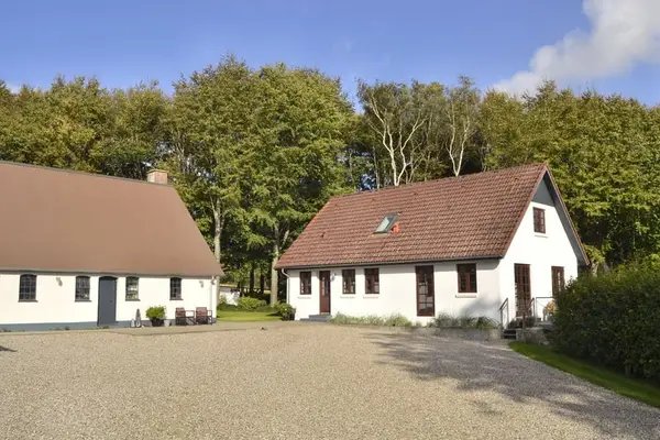 Saniertes Wohnhaus mit 6 Pferdeboxen, Reitpaltz, Weiden mit Holzzaun ( 8ha Land) in Alleinlage