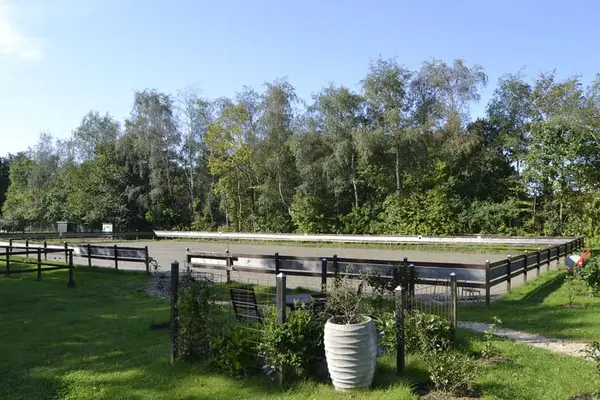 Saniertes Wohnhaus mit 6 Pferdeboxen, Reitpaltz, Weiden mit Holzzaun ( 8ha Land) in Alleinlage