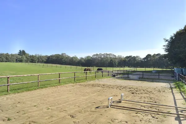 Saniertes Wohnhaus mit 6 Pferdeboxen, Reitpaltz, Weiden mit Holzzaun ( 8ha Land) in Alleinlage