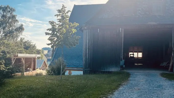 Hofanwesen mit Reithalle, Scheune und 45000 qm Grundstück