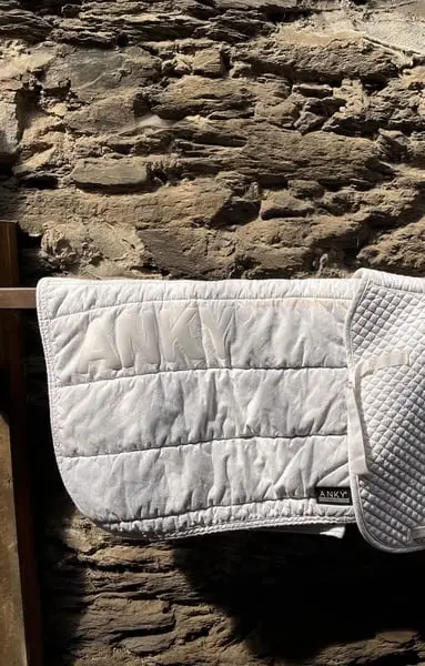 Mehrere weiße Schabracken (Equiline, Eskadron, ANKY, Felix Bühler)