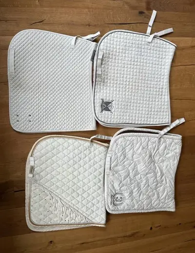Mehrere weiße Schabracken (Equiline, Eskadron, ANKY, Felix Bühler)