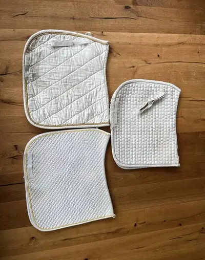 Mehrere weiße Schabracken (Equiline, Eskadron, ANKY, Felix Bühler)
