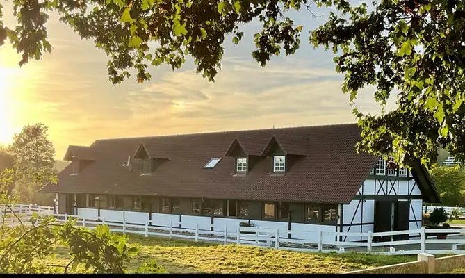 EXKLUSIVE REITANLAGE IM NECKAR-ODENWALD-KREIS - Objekt Nr. 385-25