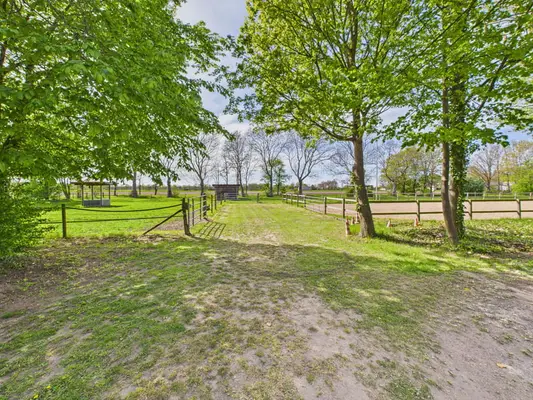 Exklusives Anwesen mit stilvollem Wohnhaus, weitläufigen Weiden und außergewöhnlicher Reitanlage