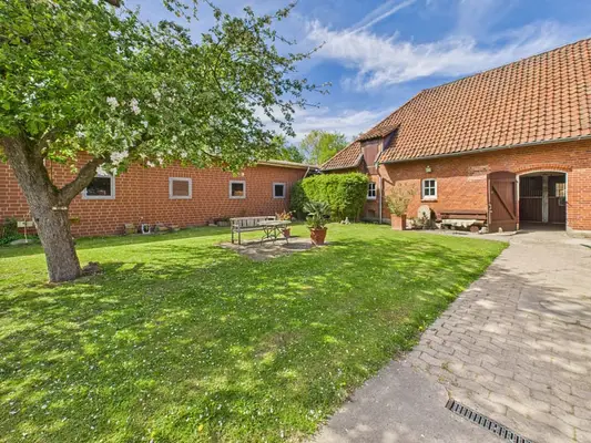 Exklusives Anwesen mit stilvollem Wohnhaus, weitläufigen Weiden und außergewöhnlicher Reitanlage