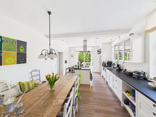 Exklusives Anwesen mit stilvollem Wohnhaus, weitläufigen Weiden und außergewöhnlicher Reitanlage