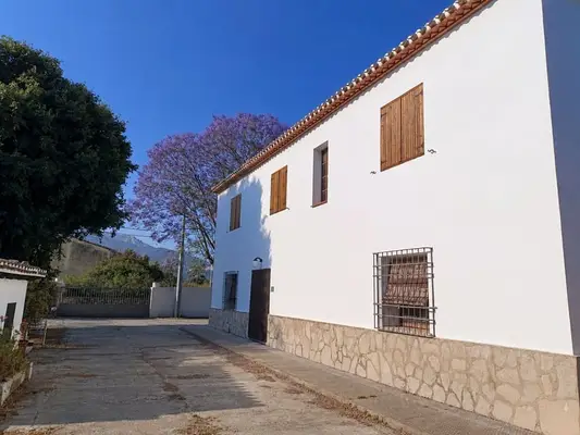Chalet exclusivo con 400 m² en dos plantas, una parcela de 12.000 m² e instalaciones ecuestres