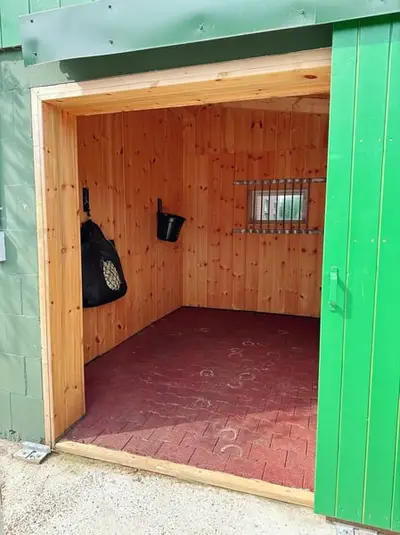Pferdeboxen frei auf moderner Reitanlage mit Reithalle