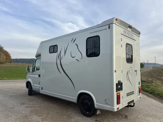 Tolle Pferdetransporteuer Renault MTM