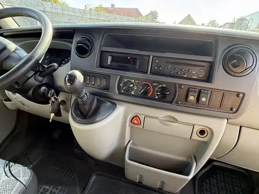 Tolle Pferdetransporteuer Renault MTM