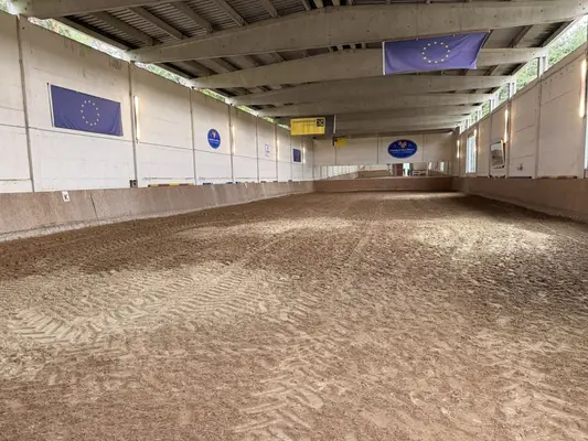 ZUR MIETE Stalltrakt m. 12 Boxen und vielen Optionen südlich von Berlin - für prof. Bereiterbetrieb