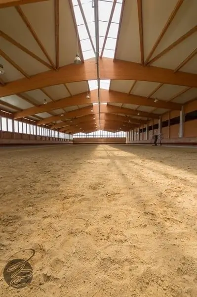 Große Paddockboxen auf moderner Reitanlage