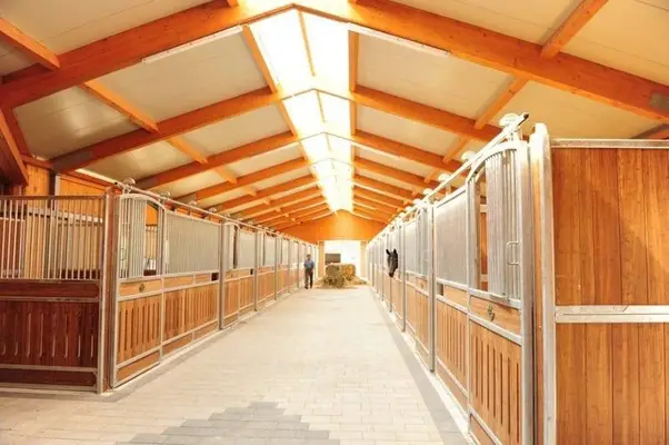 Große Paddockboxen auf moderner Reitanlage