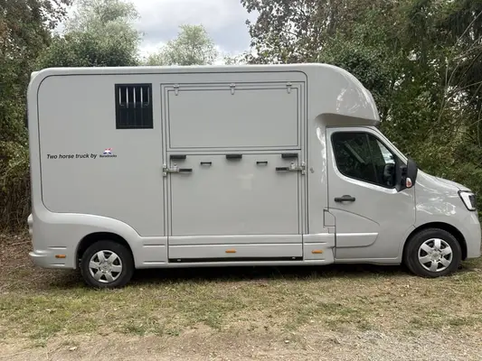 Excelente transportador para 2 caballos