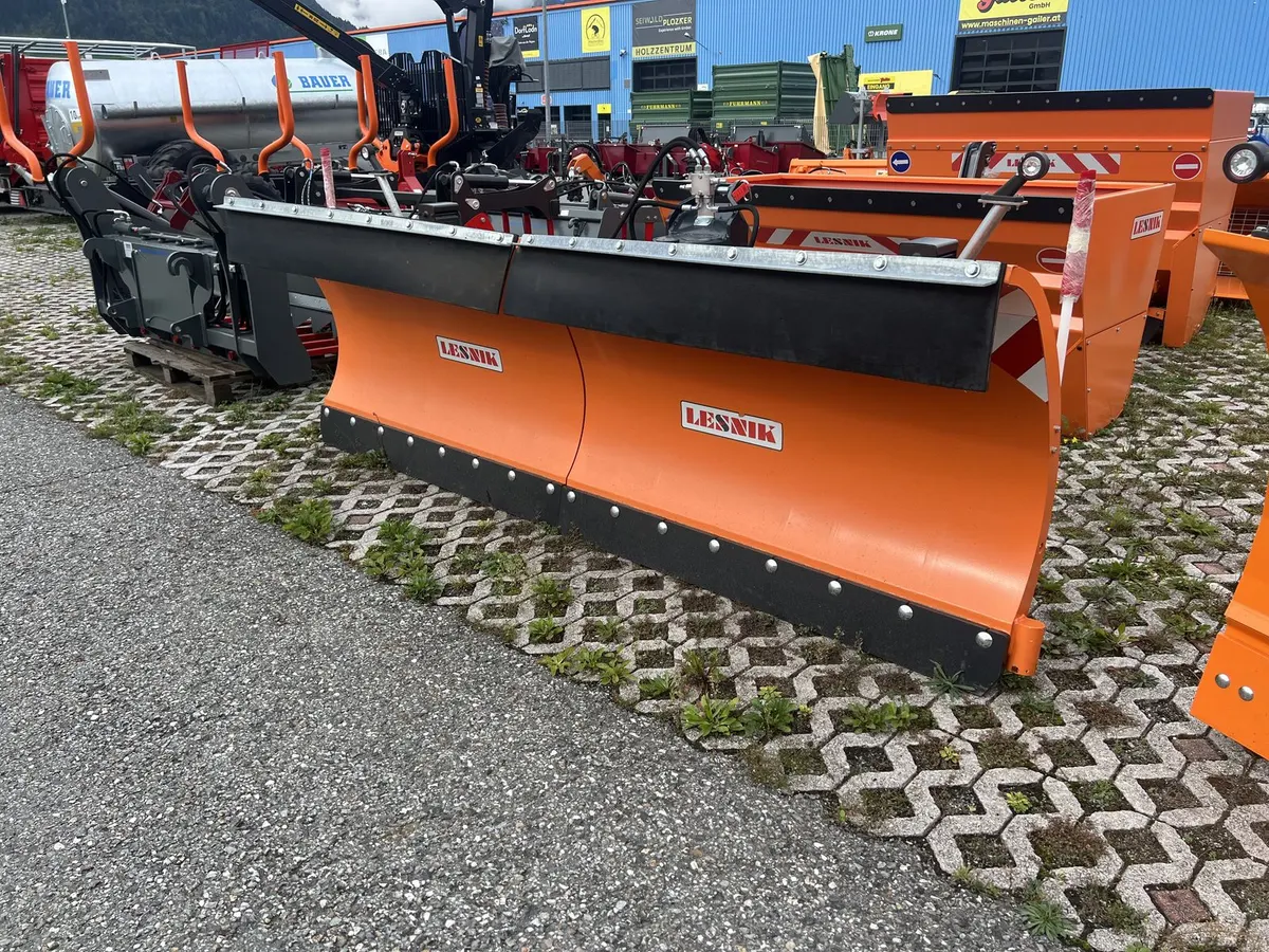 Lesnik Schneepflug SPH T30 mit Dreipunktanbau