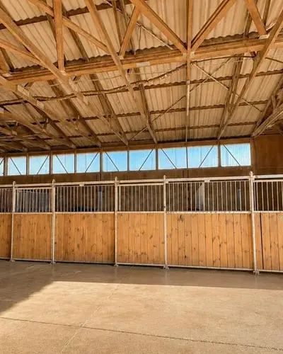 Stalltrack in idyllischer Lage zu verpachten, 8 Boxen, Außenpaddocks, Laufstall