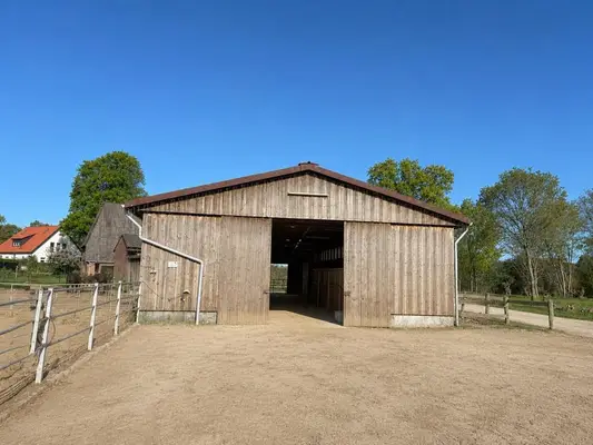 Stalltrack in idyllischer Lage zu verpachten, 8 Boxen, Außenpaddocks, Laufstall