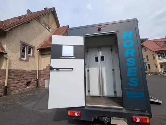 Zwei Pferdetransporter Peugeot
