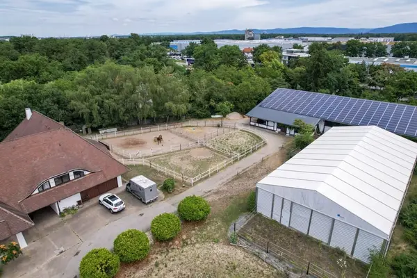 Großzügiges Reitanwesen mit außergewöhnlichem Wohnhaus, fünf Wohneinheiten, Reithalle und vielseitig