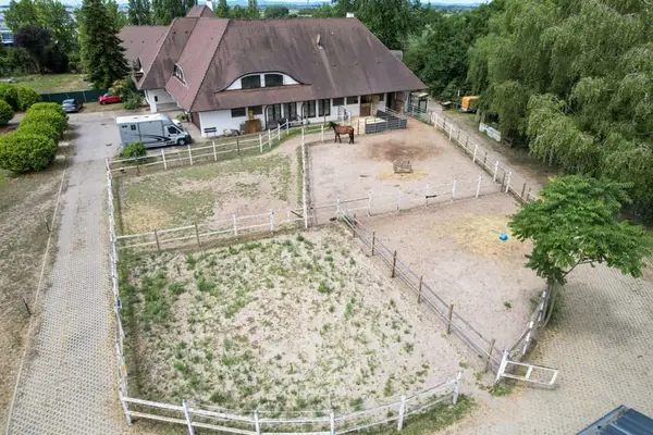 Großzügiges Reitanwesen mit außergewöhnlichem Wohnhaus, fünf Wohneinheiten, Reithalle und vielseitig