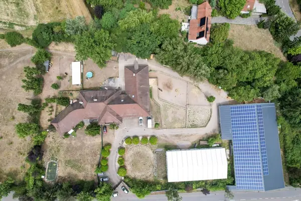 Großzügiges Reitanwesen mit außergewöhnlichem Wohnhaus, fünf Wohneinheiten, Reithalle und vielseitig
