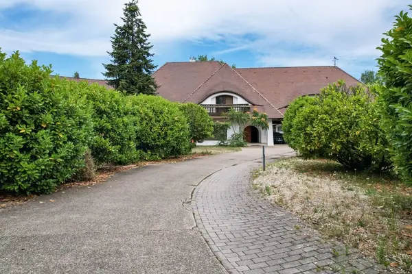 Großzügiges Reitanwesen mit außergewöhnlichem Wohnhaus, fünf Wohneinheiten, Reithalle und vielseitig