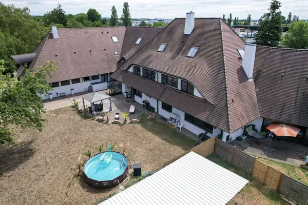 Großzügiges Reitanwesen mit außergewöhnlichem Wohnhaus, fünf Wohneinheiten, Reithalle und vielseitig