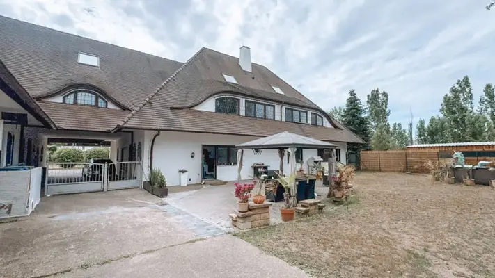 Großzügiges Reitanwesen mit außergewöhnlichem Wohnhaus, fünf Wohneinheiten, Reithalle und vielseitig