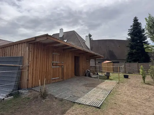 Großzügiges Reitanwesen mit außergewöhnlichem Wohnhaus, fünf Wohneinheiten, Reithalle und vielseitig