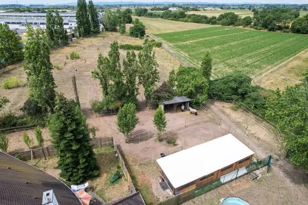 Großzügiges Reitanwesen mit außergewöhnlichem Wohnhaus, fünf Wohneinheiten, Reithalle und vielseitig