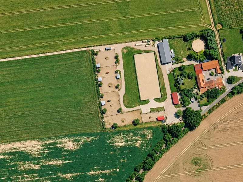 Außergewöhnliches Pferdeanwesen mit über 900 m² Wohnfläche und rund 20 ha Land