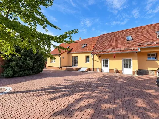 Außergewöhnliches Pferdeanwesen mit über 900 m² Wohnfläche und rund 20 ha Land