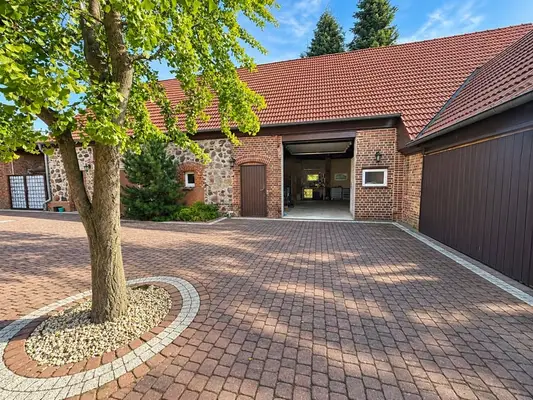 Außergewöhnliches Pferdeanwesen mit über 900 m² Wohnfläche und rund 20 ha Land