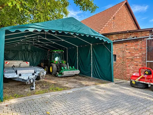 Außergewöhnliches Pferdeanwesen mit über 900 m² Wohnfläche und rund 20 ha Land