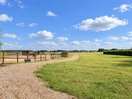 Außergewöhnliches Pferdeanwesen mit über 900 m² Wohnfläche und rund 20 ha Land