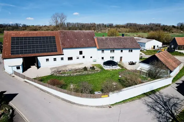 Reitanwesen mit großem Wohnhaus und Entwicklungspotenzial