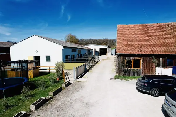 Reitanwesen mit großem Wohnhaus und Entwicklungspotenzial