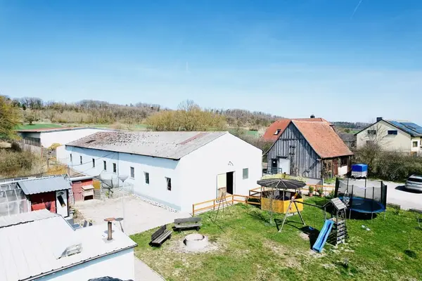 Reitanwesen mit großem Wohnhaus und Entwicklungspotenzial