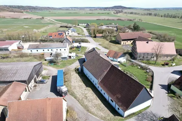 Reitanwesen mit großem Wohnhaus und Entwicklungspotenzial