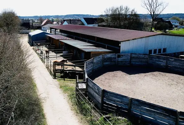 Reitanwesen mit großem Wohnhaus und Entwicklungspotenzial