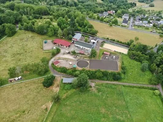 Pferdebetrieb mit ca. 18 ha Eigenland, umfangreicher Reitanlage und mehreren Wohneinheiten