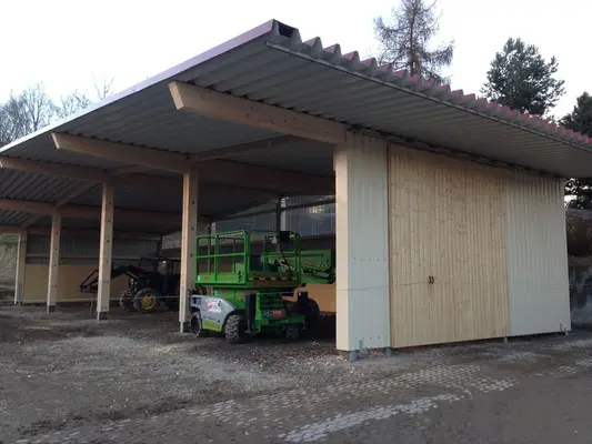 Pferdebetrieb mit ca. 18 ha Eigenland, umfangreicher Reitanlage und mehreren Wohneinheiten