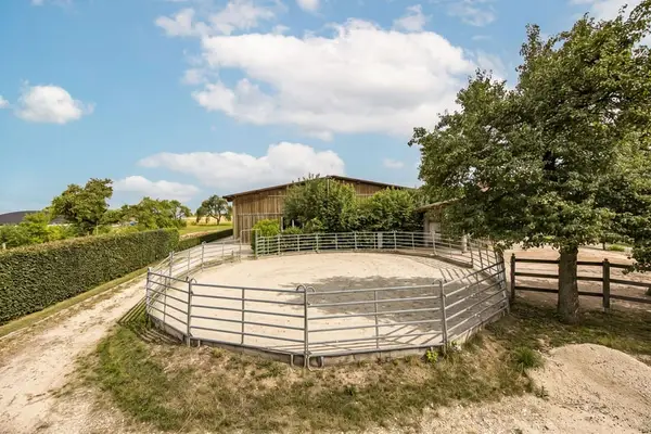 Exklusiver Pferdehof mit preisgekrönt saniertem Jurabauernhaus inklusive nachhaltigem Energiekonzept