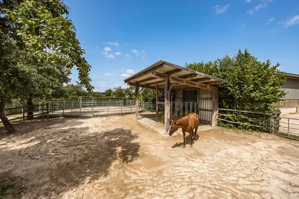 Exklusiver Pferdehof mit preisgekrönt saniertem Jurabauernhaus inklusive nachhaltigem Energiekonzept