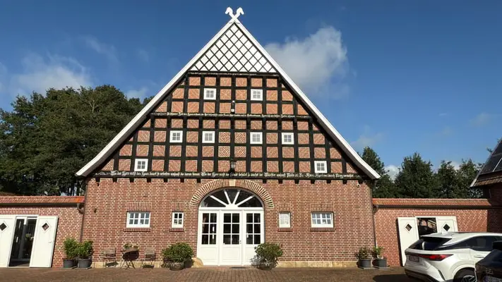 Luxuriöser Resthof mit Gästehaus, großer Scheune und Pferdestall