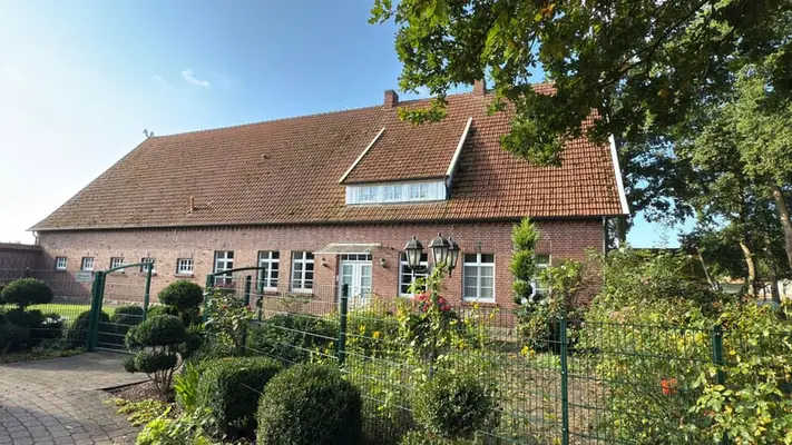Luxuriöser Resthof mit Gästehaus, großer Scheune und Pferdestall