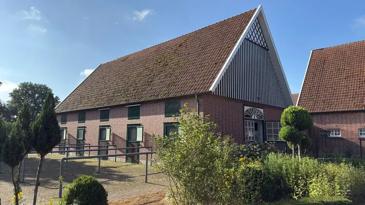 Luxuriöser Resthof mit Gästehaus, großer Scheune und Pferdestall